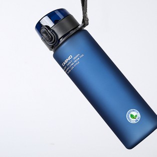 Спортивная бутылка для воды с поилкой/защитой на шнурке “Casno” 560 мл – синяя1
