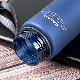 Спортивная бутылка для воды с поилкой/защитой на шнурке “Casno” – синяя3