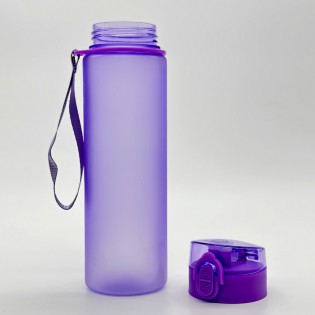 Спортивная бутылка для воды с поилкой/защитой на шнурке 560 мл – фиолетовая 1
