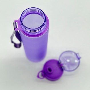 Спортивная бутылка для воды с поилкой/защитой на шнурке 560 мл – фиолетовая 3