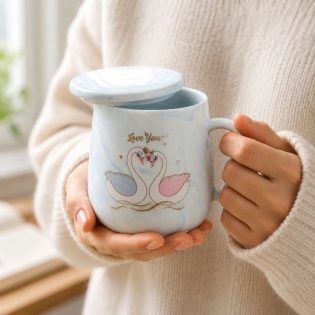 Podarunkova-chashka-400-ml-z-krizhkoju-i-lozhkoju-lebedi-blakitna-4 Podarunkova-chashka-400-ml-z-krizhkoju-i-lozhkoju-lebedi-blakitna-4